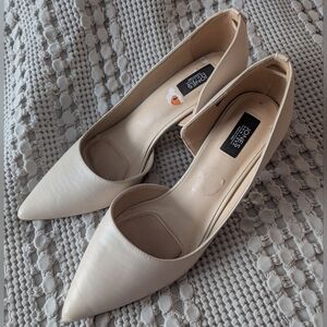 Jones New York Women's Cream Pointed Toe Heels Gold Accents 11